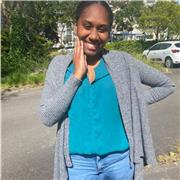 Étudiante de droit qui donne des cours de soutien d'anglais aux élèves de collège et lycée